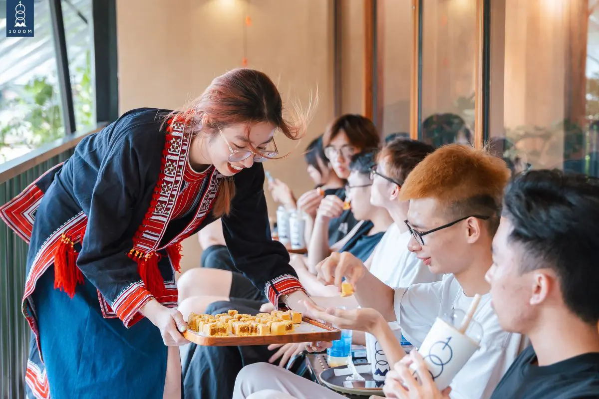 Khách hàng trải nghiệm hương vị bánh Sành 1000M Khách hàng trải nghiệm hương vị bánh Sành 1000M